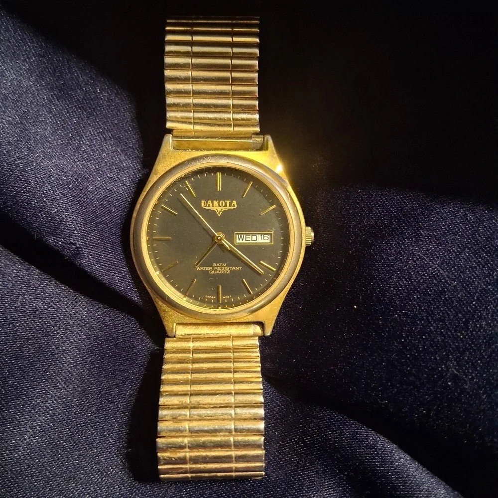 Vintage Dakota Quartz Movement Mens Watch With Day & Date